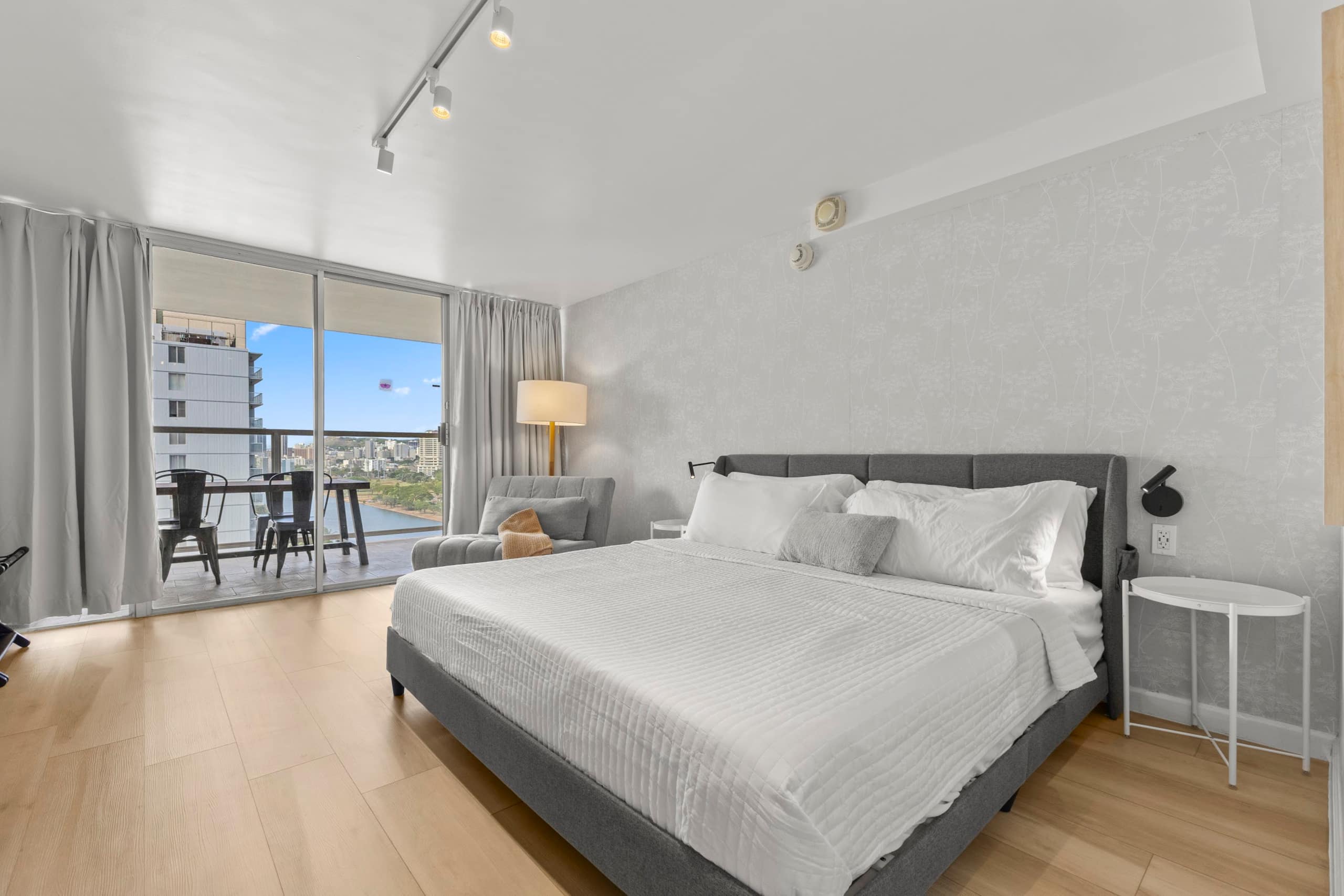 16F-Renovated Modern King Studio-Waikiki Beach~ - Image 5