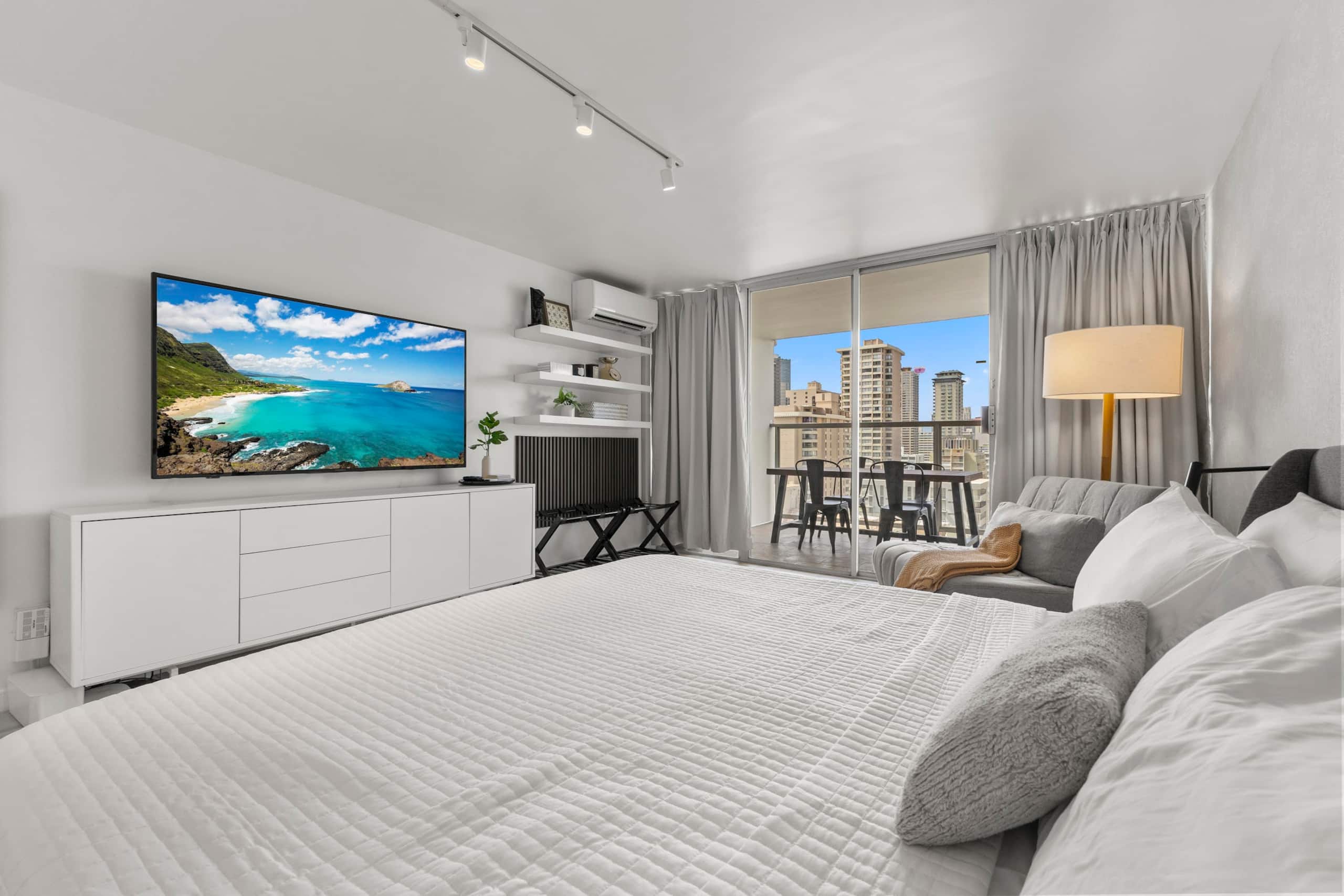 16F-Renovated Modern King Studio-Waikiki Beach~ - Image 1