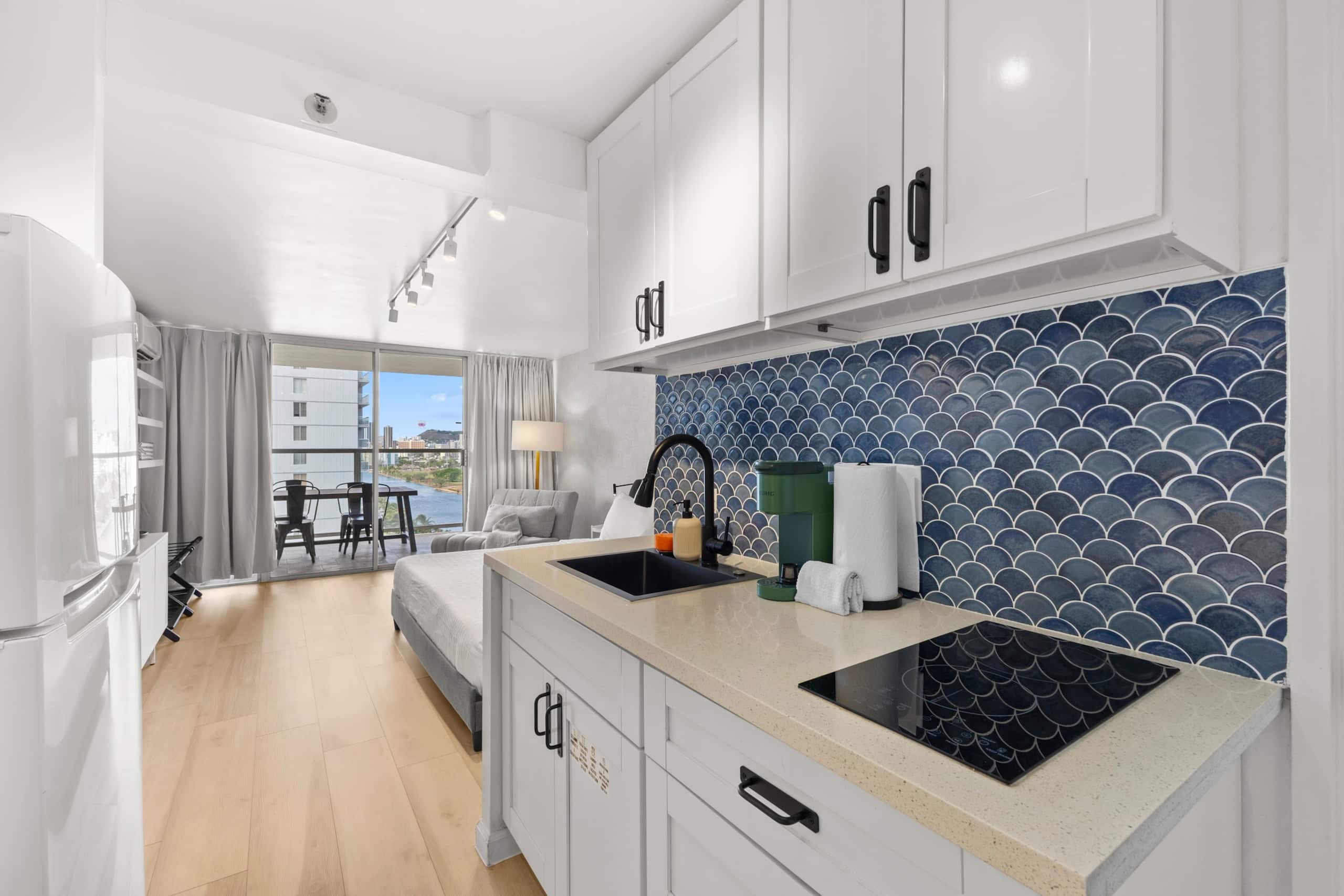 16F-Renovated Modern King Studio-Waikiki Beach~ - Image 12