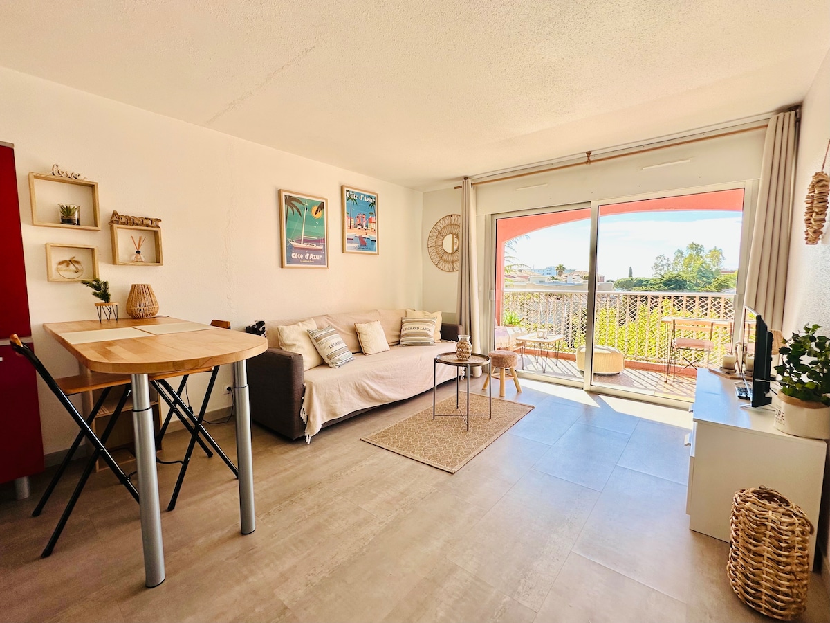 Popular Airbnb listing: Walking distance to the beach • Pool & parking in Sainte Maxime