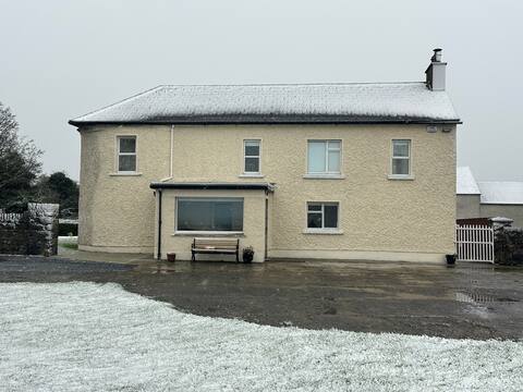 Beautiful Farmhouse an Hour From Four Cities
