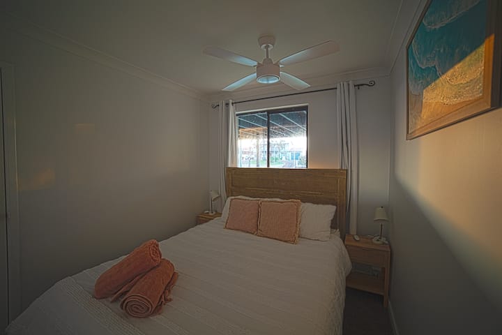 Queen bed, ceiling fan and double window blinds (block out and light diffusing)