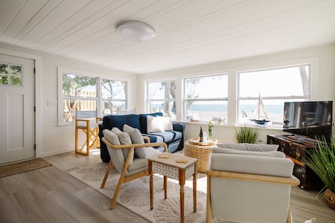 "The Lost Loon" Oceanfront Cottage by Roxy Rentals