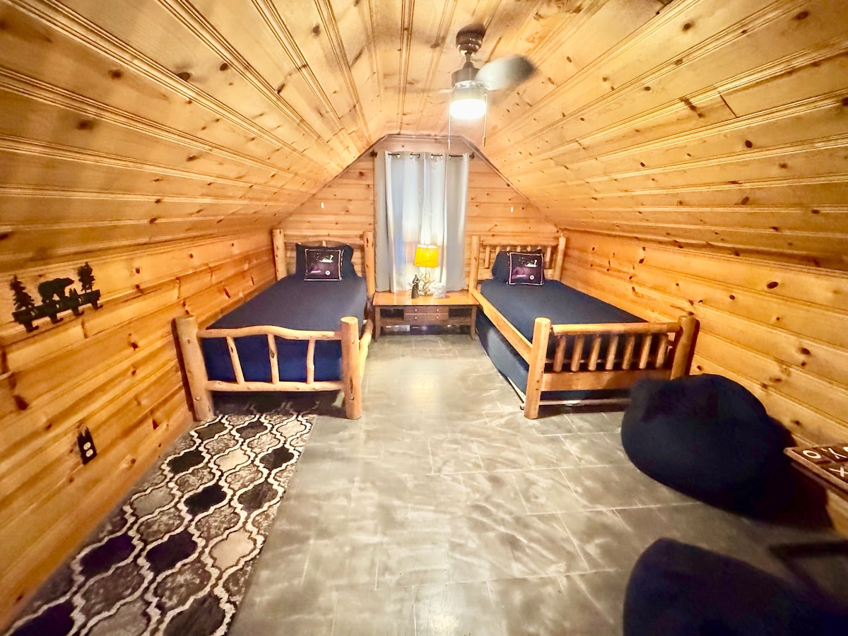 يوجد سرير متحرك أيضًا أسفل السرير الموجود على الجانب الأيمن