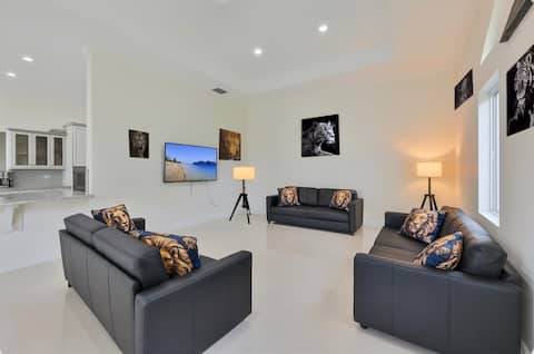 Modern 5BR Villa for 16 | Near Hard Rock Casino
