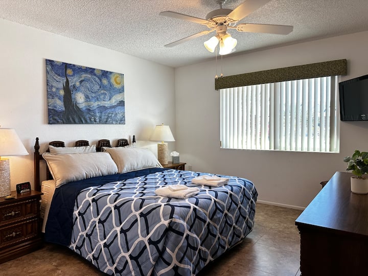 Chumba kimoja na Kitanda cha Malkia na mfariji tofauti.