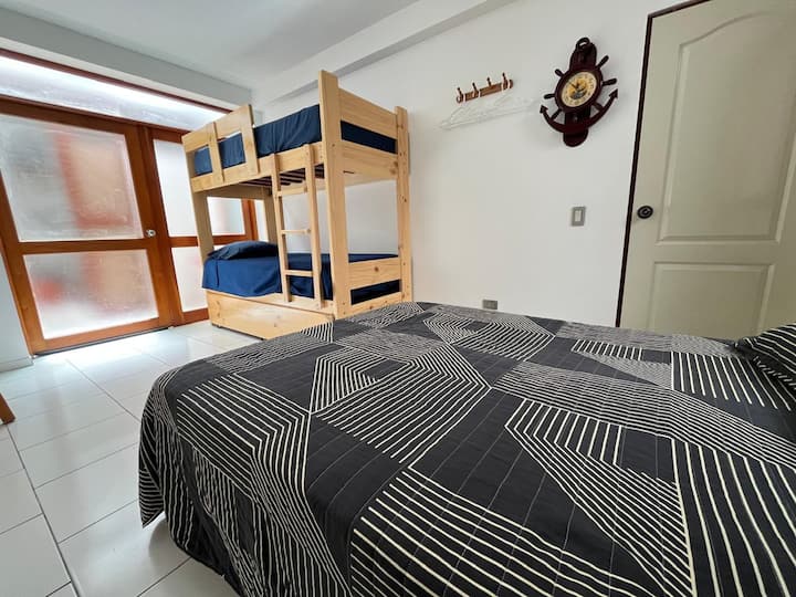 1 cama matrimonial y una litera de 3 camas