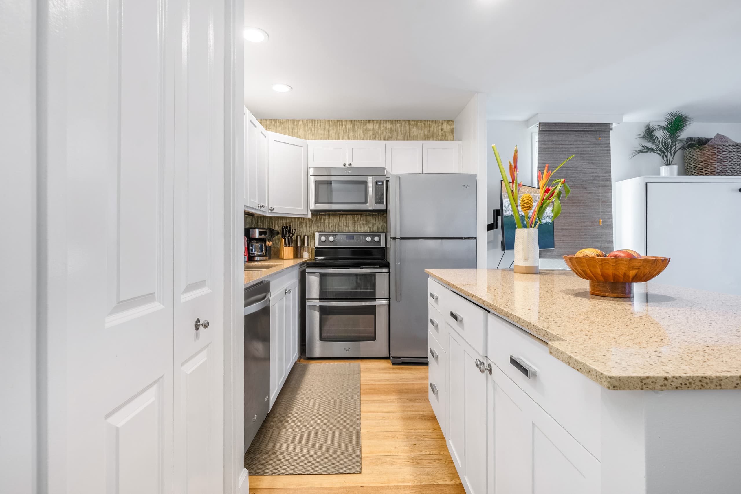37 West 1 Bedroom + Murphy Bed TA-104-613-6320-01 - Image 8
