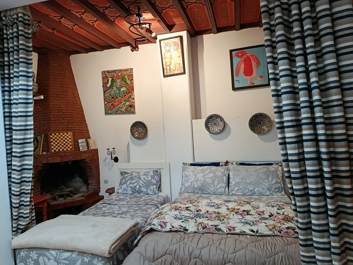 spálňa má manželskú posteľ s jednolôžkom a krb s šatňou 