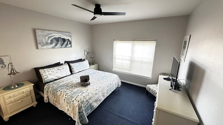 Hovedsoveværelse med eget badeværelse og walk-in-closet (kingsize-dobbeltseng).