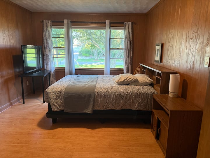 Მოიცავს სრულ ცალკე სააბაზანოს 