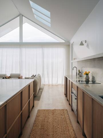 The Bay House – Luxury with sauna & pizza oven gallery image 5