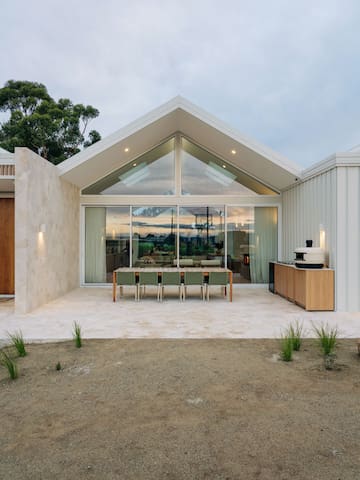 The Bay House – Luxury with sauna & pizza oven gallery image 2