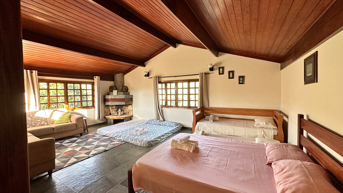 Sotão Dormitório: ขนาดกว้างขวางรองรับได้ 6 คนผ้าม่านและเครื่องปรับอากาศเย็น 22000 btus