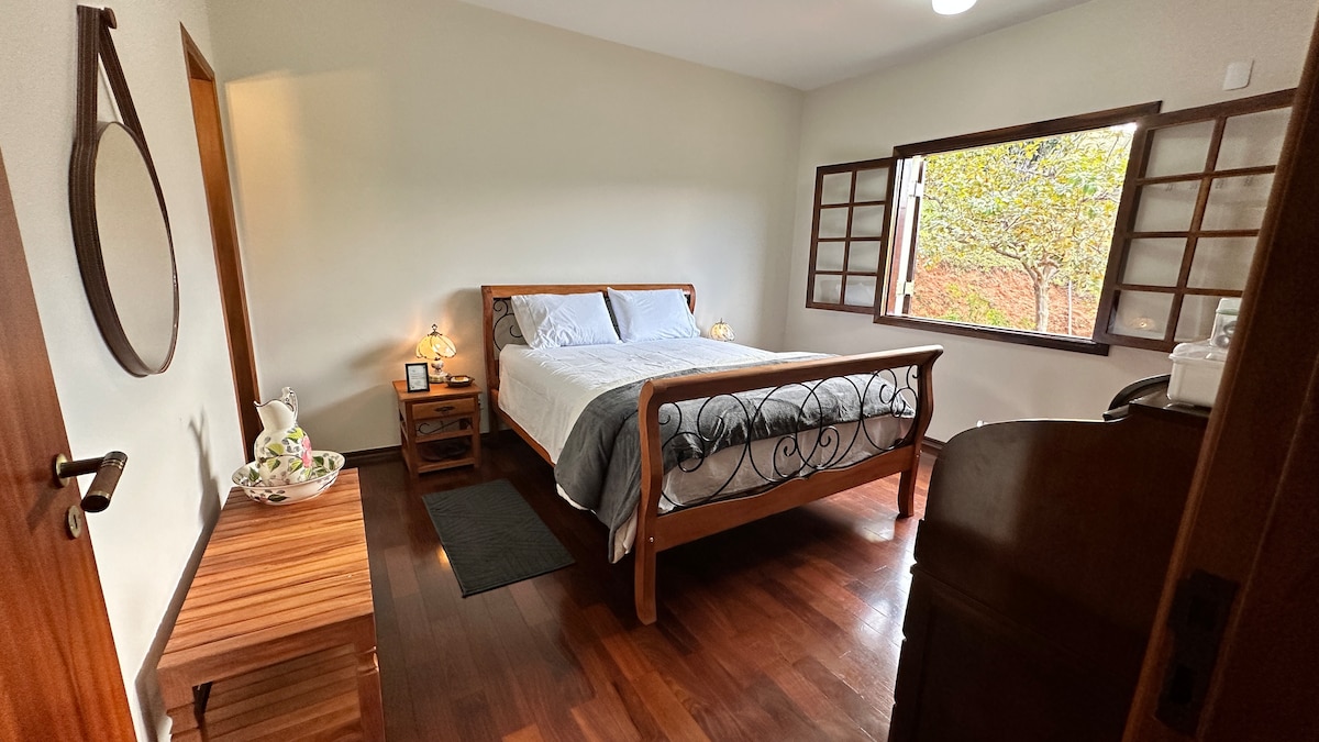 ห้องสวีทขนาดใหญ่ 
เตียงควีนไซส์พร้อมหมอนหนุนแสนอร่อย
หน้าต่างเปิดรับวิวอันงดงามของเนินเขาพื้นที่พักผ่อนและสระว่ายน้ำ
มีกลิ่นและเครื่องนอนที่อบอุ่น Comporta เตียงเสริมหรือเตียงเด็กอ่อน 