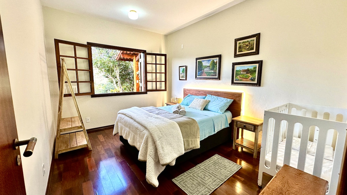 Quarto Familia รองรับเตียงเด็กอ่อน 