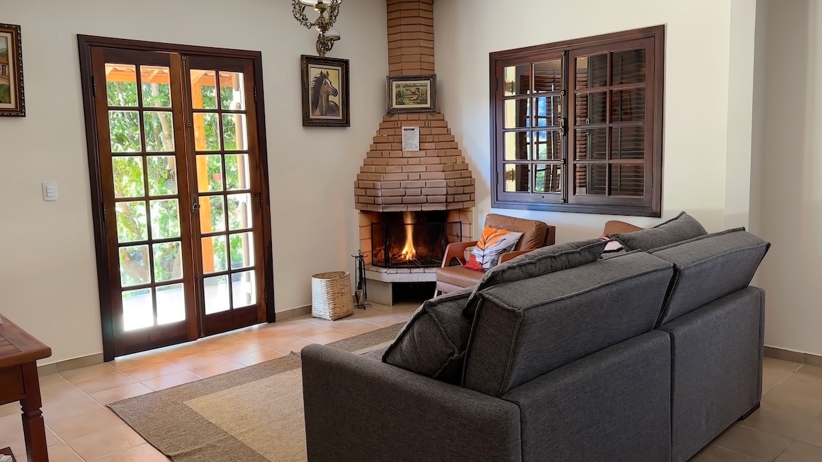 ห้องพักสองห้องพร้อมเตาผิงสมาร์ททีวีขนาด 43 "พร้อมลำธารและช่องเปิดไฟเบอร์ Wi-Fi 