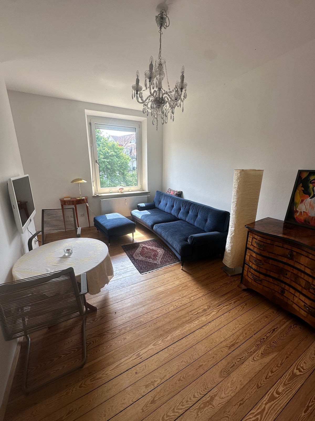 Top performing Airbnb: Very quiet, bright old apartment, balcony Schwabing in Alte Heide Hirschau