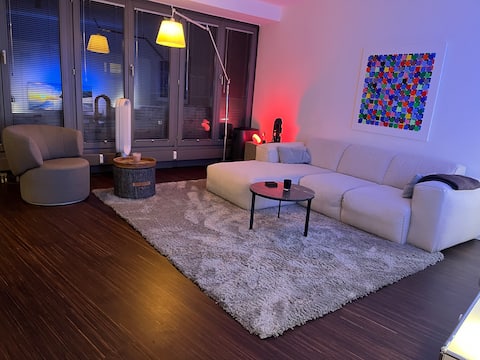 Leistungsstarkes Airbnb: In the heart of Cologne and close to the river in Köln