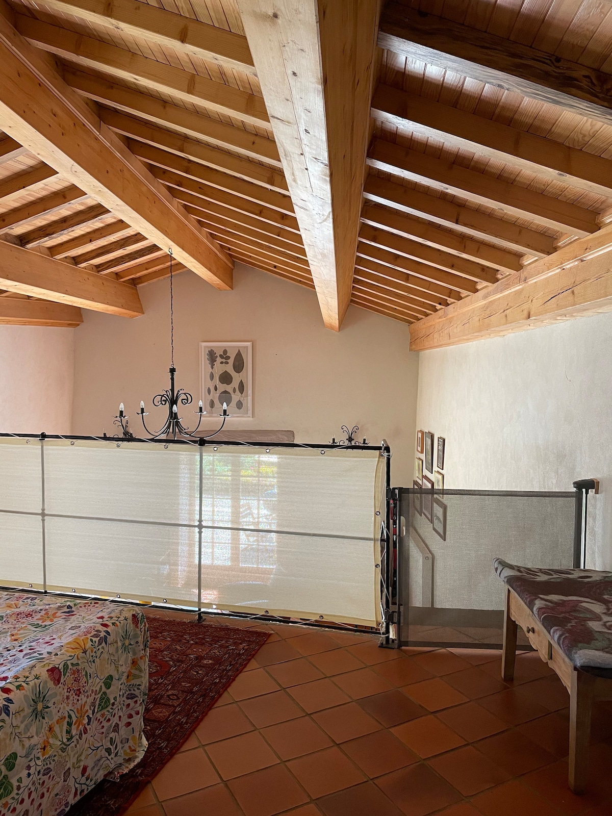 Спална соба и под за бањање со заштита на деца и миленичиња 