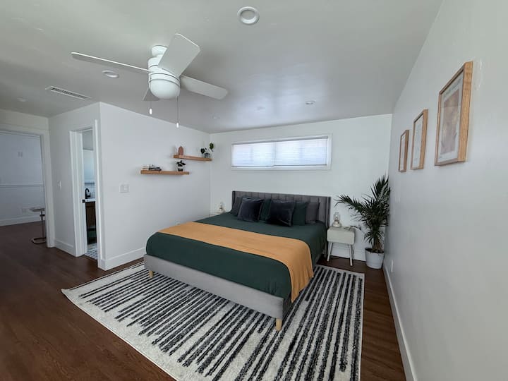 Chambre principale : grande télévision, salle de bains privée, dressing et pouf convertible en lit supplémentaire.