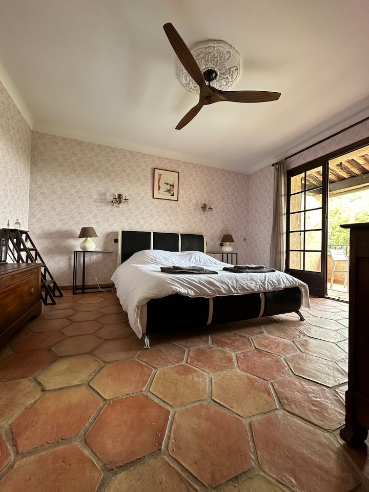 Suite principal con cama queen size, vestidor con perchero/2 cómodas/Nespresso/baño/WC y terraza cubierta 