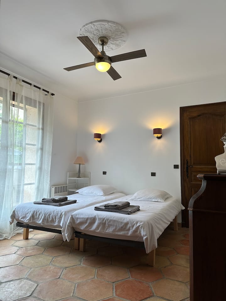 Habitación infantil con 2 camas individuales, vestidor y ventilador de techo 