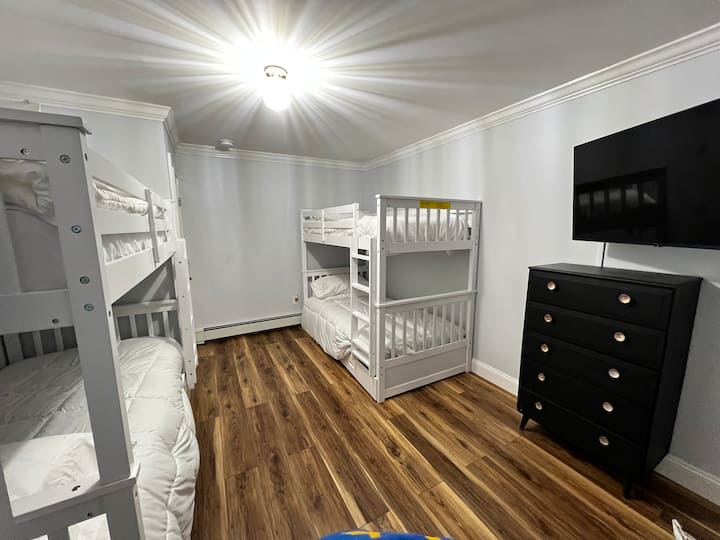 Спалня на 1 - ви етаж с играчки и настолни игри в чекмеджетата 