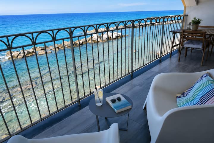 Marina Holiday Home – Seafront, beach 10 meters away
