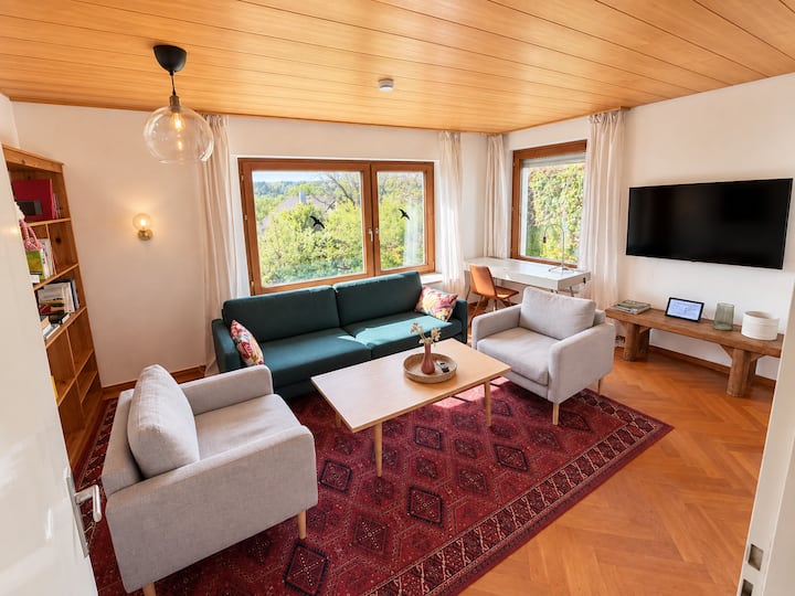 Sunroom 2 Bed Apartment West Town B17