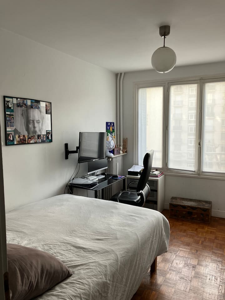 camera 2 con 1 letto matrimoniale 140 + una scrivania - 10m2