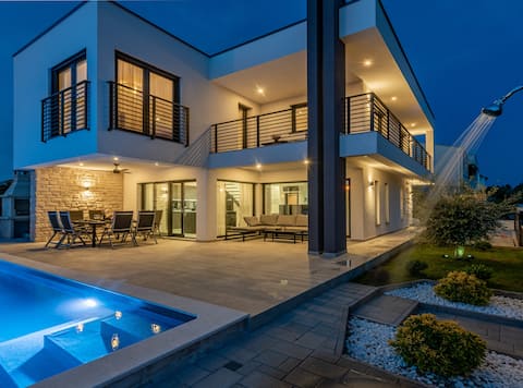 *Villa Olivia Zaton* by the Sea, Heated Pool & Spa