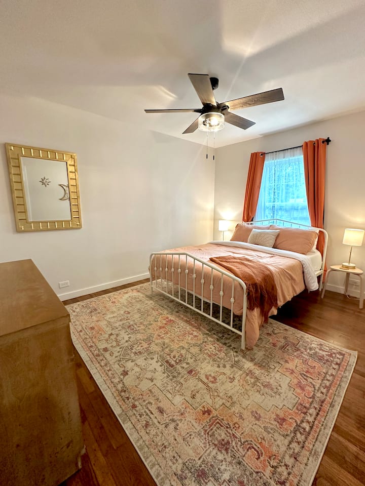 Orange Room-
Guest Room 2 (Single Queen Bed)
55" Flat Screen Roku TV
Mirror near outlet
Lamps with built in USB ports!