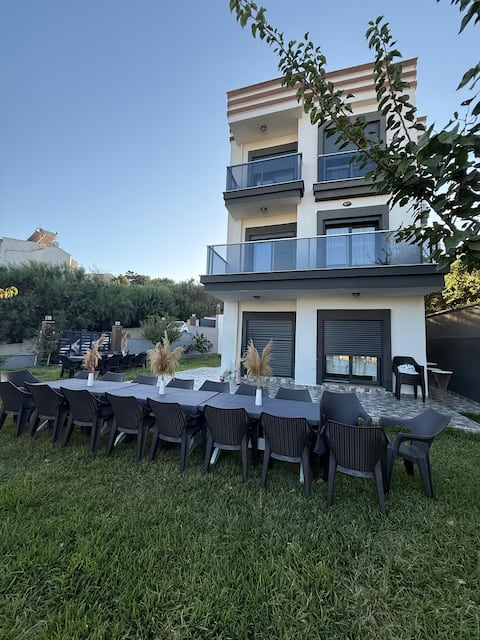 350 m2 5+1 Villa by the Sea for Holidays and Events!