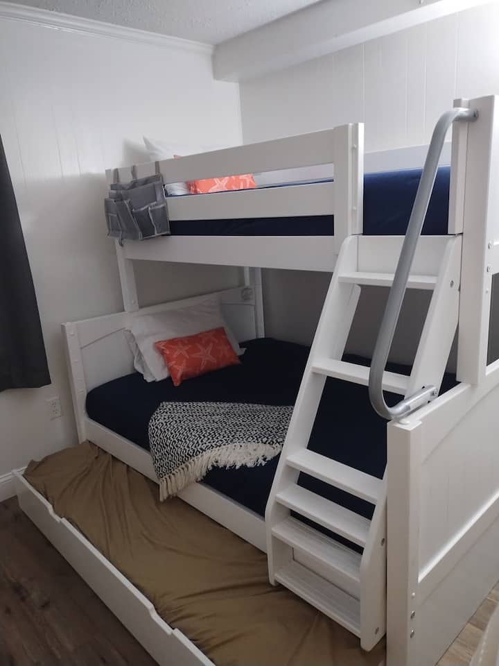 Cama doble sobre litera completa con cama nido doble.