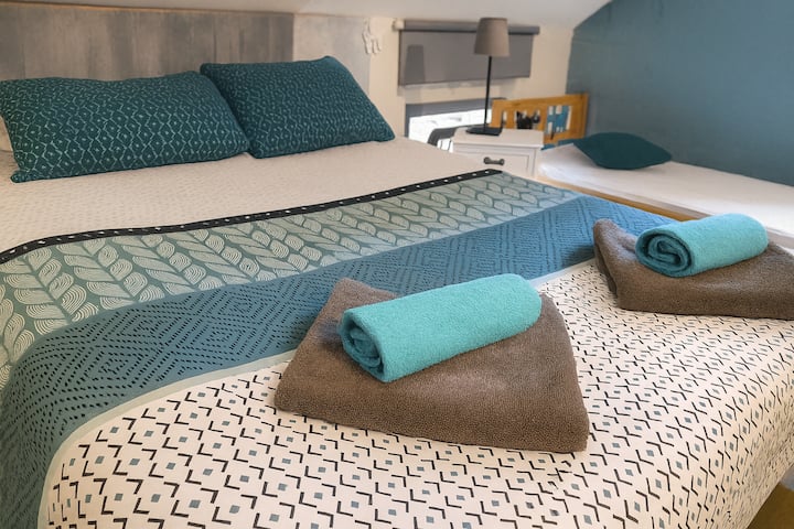 تحتوي غرفة النوم على سرير مزدوج مع مرتبة ذاكرة وسرير أطفال. يجلب الديكور طابعًا مريحًا، مع إطلالة على الطبيعة.  