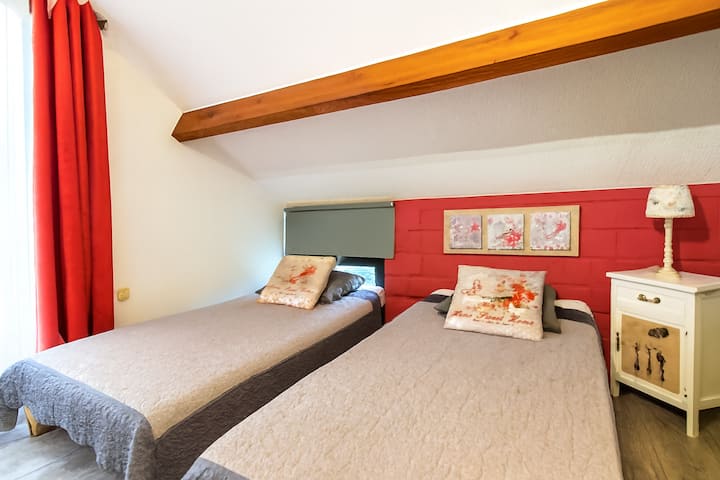 يمكن فصل السريرين الفرديين أو وضعهما جنبًا إلى جنب