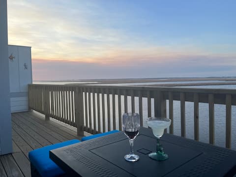 Waterfront w/ private elevator; 3 king en suites