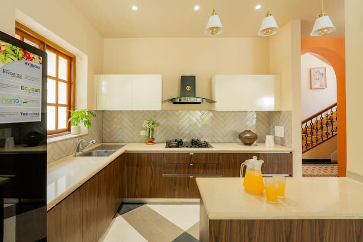 Full kitchen image 2
