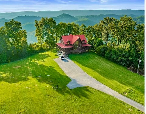 The Riverbluff 7 Bedroom Cabin