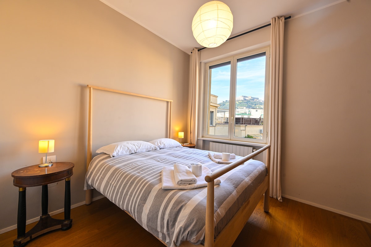 卧室可俯瞰Certosa di San Martino，在光线、历史和宁静之间唤醒您的感官。 配备了完整的衣柜、床头柜和灯罩，营造舒适轻松的氛围。