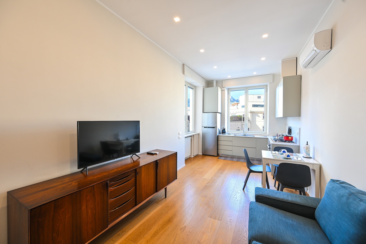 温馨安静的客厅，一个放松的空间，您可以在这里阅读、看电视或简单地放松身心。