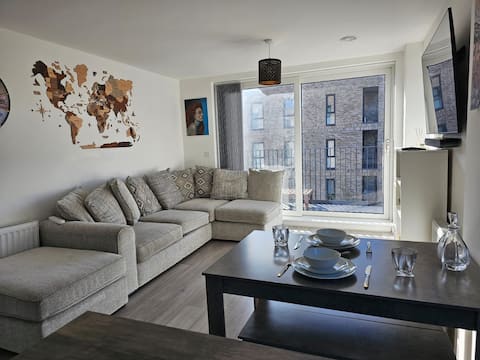 Top Airbnb: Luxury 1-Bed Apartment with balcony & Free Parking in Central Milton Keynes