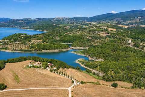 Escape to Umbria, Farmhouse by the lake