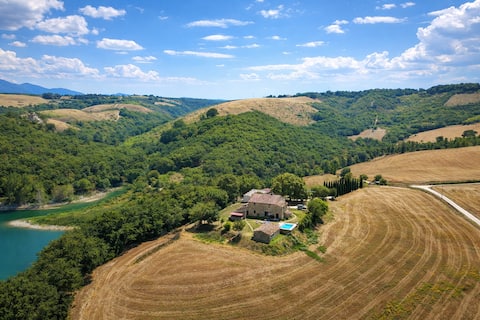 Escape to Umbria, Farmhouse by the lake
