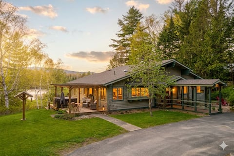 Waterfront Escape – Hot Tub, 15 Min to Saranac