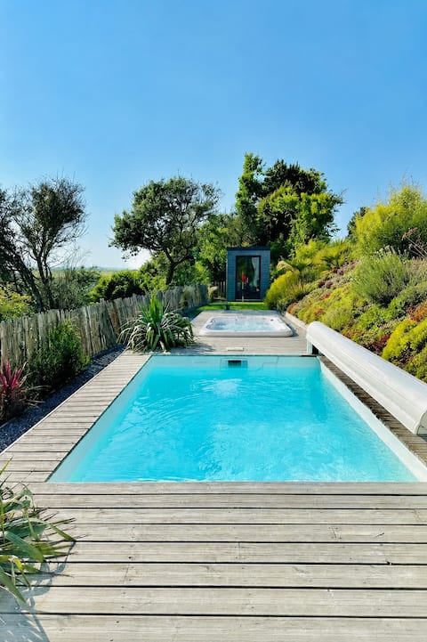 Nature lodge, pool & jacuzzi near the sea