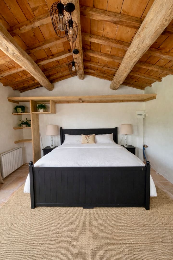 Tercer dormitorio junto a la piscina con una cama tamaño king estilo California de 180 cm con colchón de espuma viscoelástica. Esta habitación no está conectada a la casa principal.