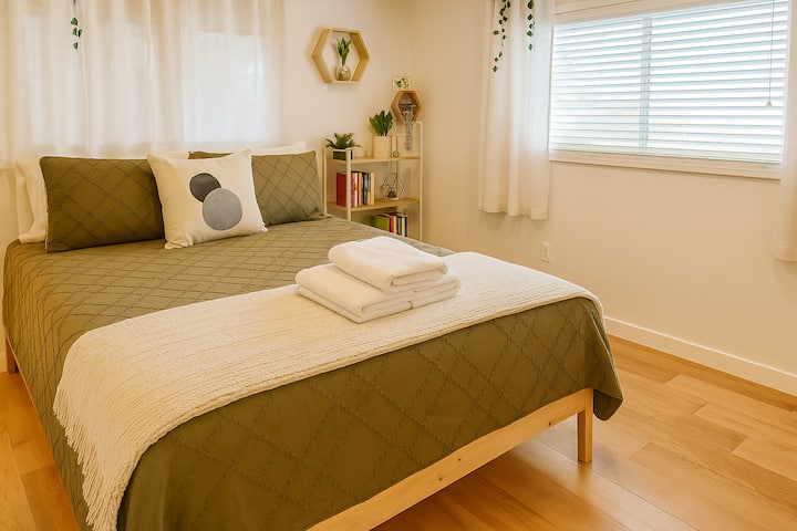 חדר השינה האחורי כולל מיטת קווין סייז נוחה עם מצעים איכותיים והרבה אור טבעי.  יש גם מיטה זוגית קטנה מתחת שאפשר לשלוף ולהמציא על פי בקשה.