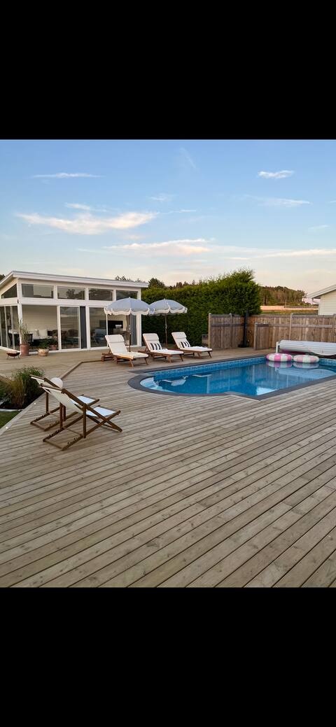Lakefront large villa with pool, sauna and gym